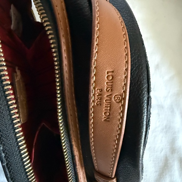 Louis Vuitton Black Crossbody Bag with Monogram Pattern - Picture 3 of 6